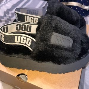 NEVER WORN BEFORE! Womens black ugg disco slides ! Size 5 in womens.